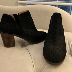 Lucky Brand scalloped side zipper suede ankle boots